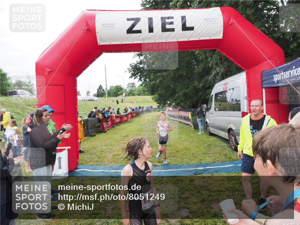 21.06.2025 - 27. Vierlanden-Triathlon MichiJ http://msf.ph/oto/8051249 15.06.2026 15:21:10 Ziel 1363, 1367 meine-sportfotos.de