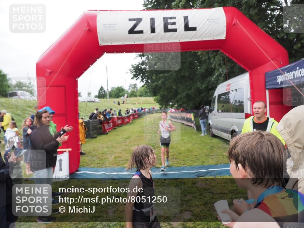 21.06.2025 - 27. Vierlanden-Triathlon MichiJ http://msf.ph/oto/8051250 15.06.2026 15:21:10 Ziel 1363, 1367 meine-sportfotos.de