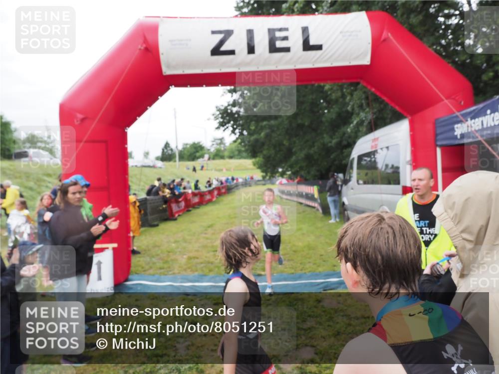 21.06.2025 - 27. Vierlanden-Triathlon MichiJ http://msf.ph/oto/8051251 15.06.2026 15:21:10 Ziel 1363, 1367 meine-sportfotos.de