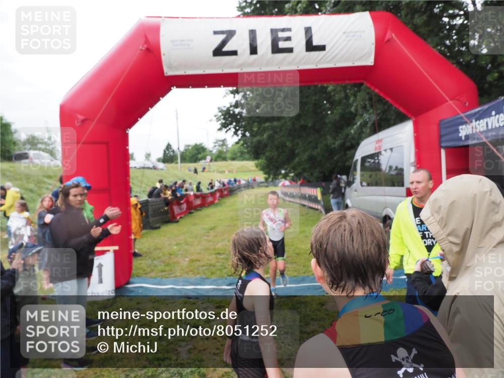 21.06.2025 - 27. Vierlanden-Triathlon MichiJ http://msf.ph/oto/8051252 15.06.2026 15:21:10 Ziel 1363, 1367 meine-sportfotos.de