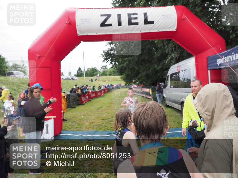 21.06.2025 - 27. Vierlanden-Triathlon MichiJ http://msf.ph/oto/8051253 15.06.2026 15:21:11 Ziel 1363, 1367 meine-sportfotos.de