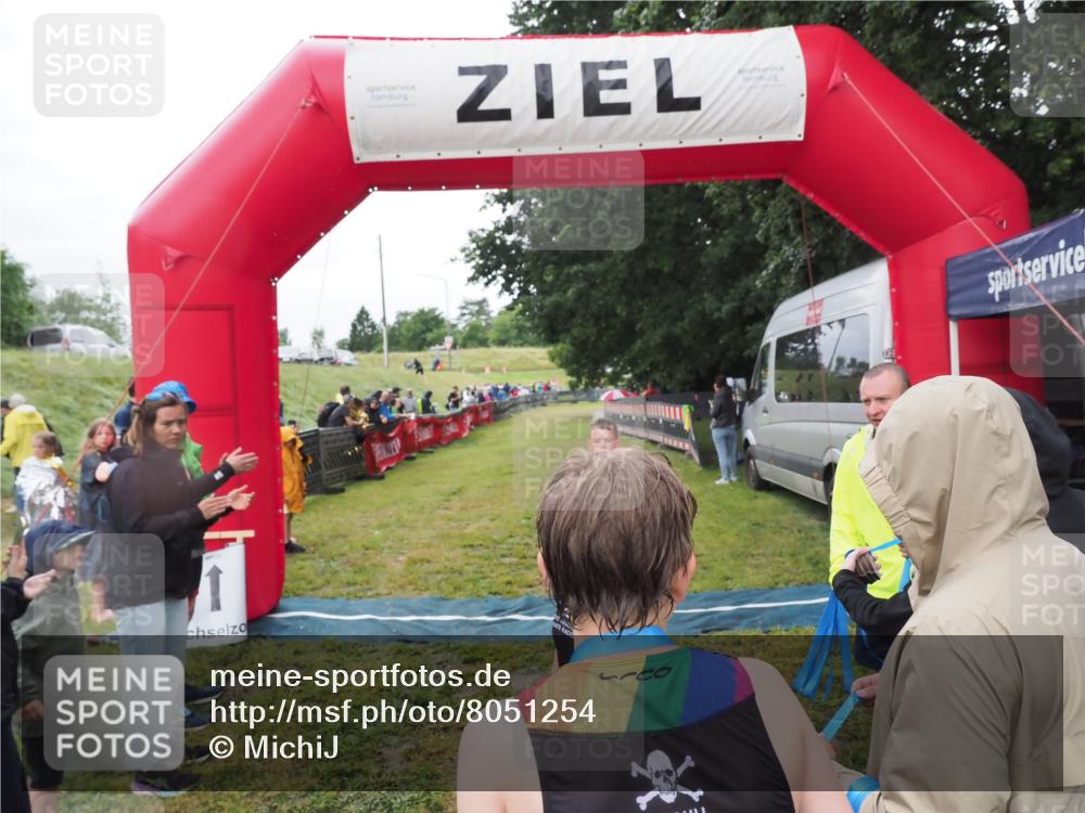 21.06.2025 - 27. Vierlanden-Triathlon MichiJ http://msf.ph/oto/8051254 15.06.2026 15:21:11 Ziel 1363, 1367 meine-sportfotos.de