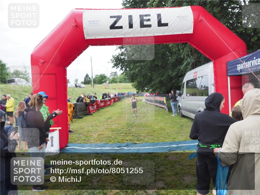21.06.2025 - 27. Vierlanden-Triathlon MichiJ http://msf.ph/oto/8051255 15.06.2026 15:21:24 Ziel 1348 meine-sportfotos.de