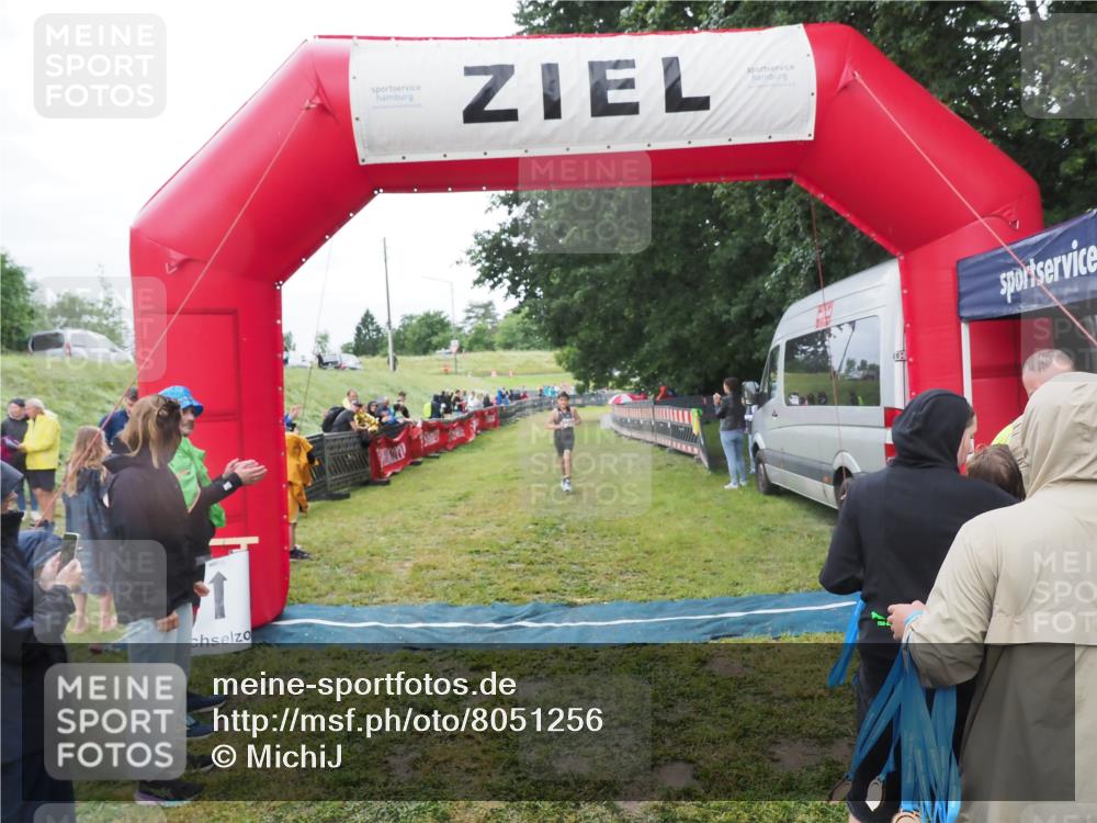 21.06.2025 - 27. Vierlanden-Triathlon MichiJ http://msf.ph/oto/8051256 15.06.2026 15:21:24 Ziel 1348 meine-sportfotos.de