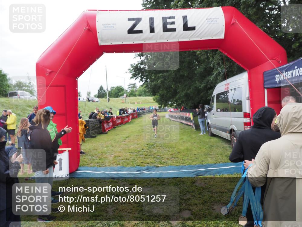 21.06.2025 - 27. Vierlanden-Triathlon MichiJ http://msf.ph/oto/8051257 15.06.2026 15:21:24 Ziel 1348 meine-sportfotos.de