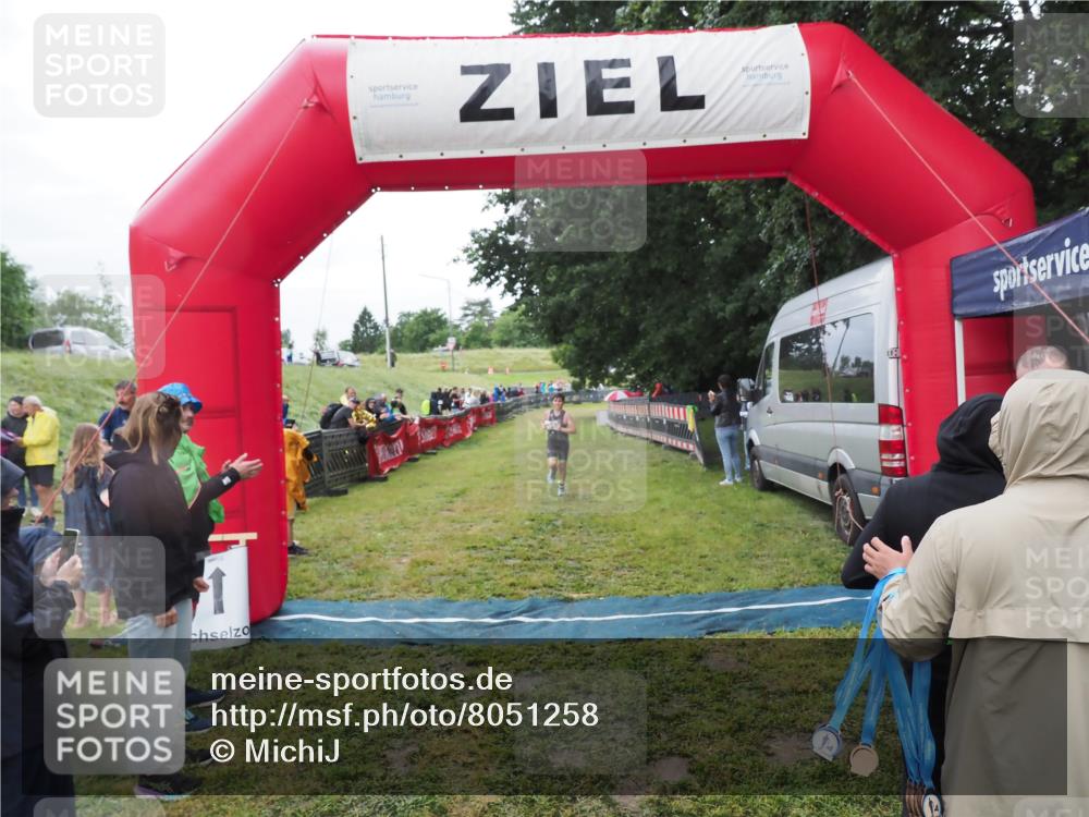 21.06.2025 - 27. Vierlanden-Triathlon MichiJ http://msf.ph/oto/8051258 15.06.2026 15:21:24 Ziel 1348 meine-sportfotos.de