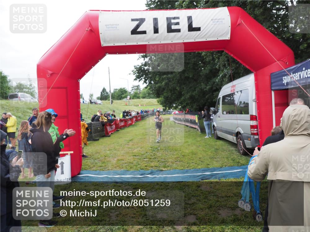 21.06.2025 - 27. Vierlanden-Triathlon MichiJ http://msf.ph/oto/8051259 15.06.2026 15:21:24 Ziel 1348 meine-sportfotos.de