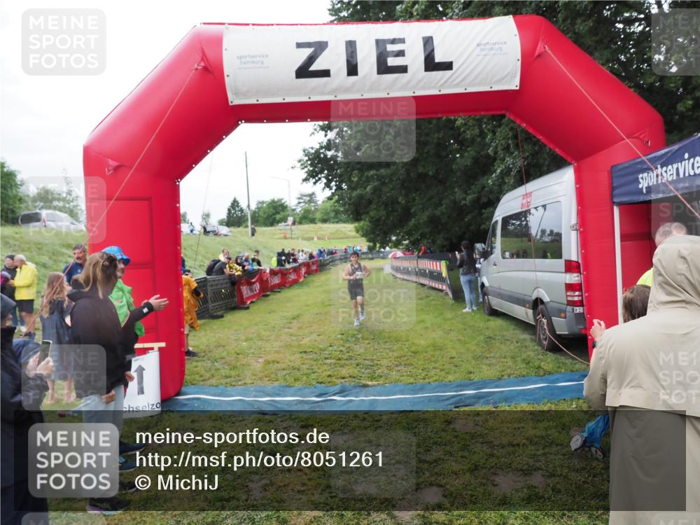 21.06.2025 - 27. Vierlanden-Triathlon MichiJ http://msf.ph/oto/8051261 15.06.2026 15:21:24 Ziel 1348 meine-sportfotos.de