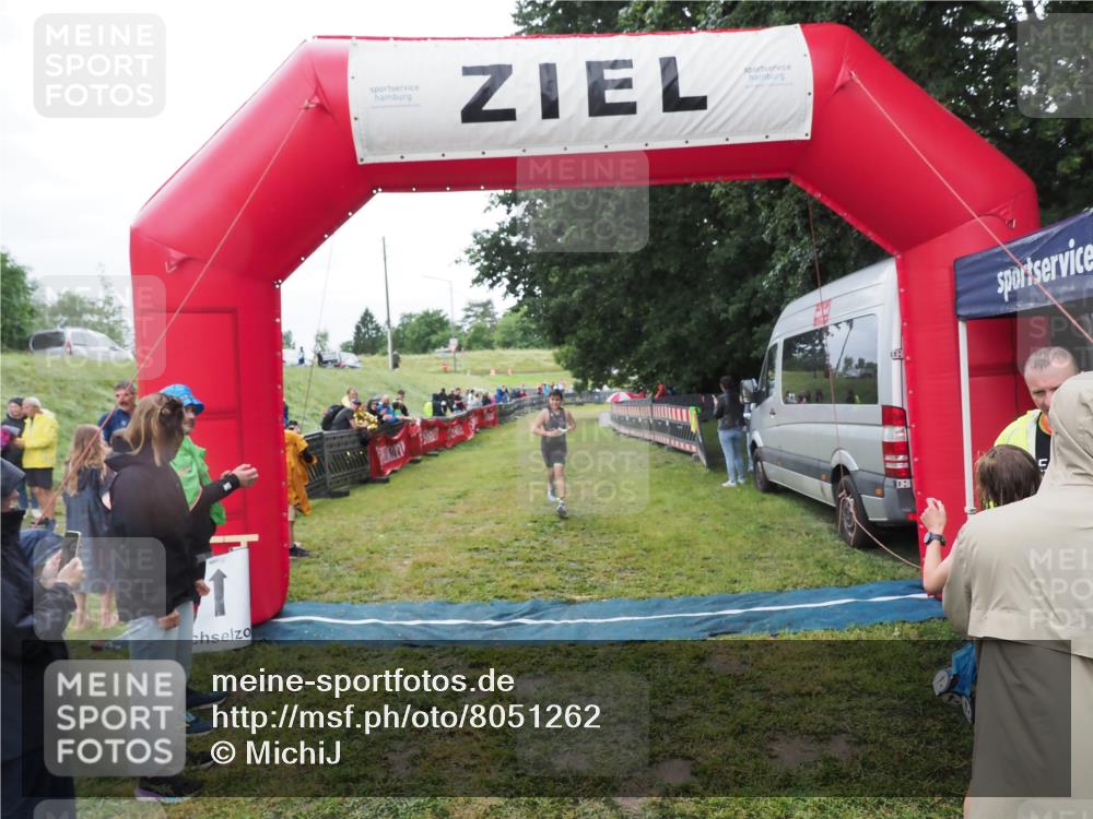 21.06.2025 - 27. Vierlanden-Triathlon MichiJ http://msf.ph/oto/8051262 15.06.2026 15:21:24 Ziel 1348 meine-sportfotos.de