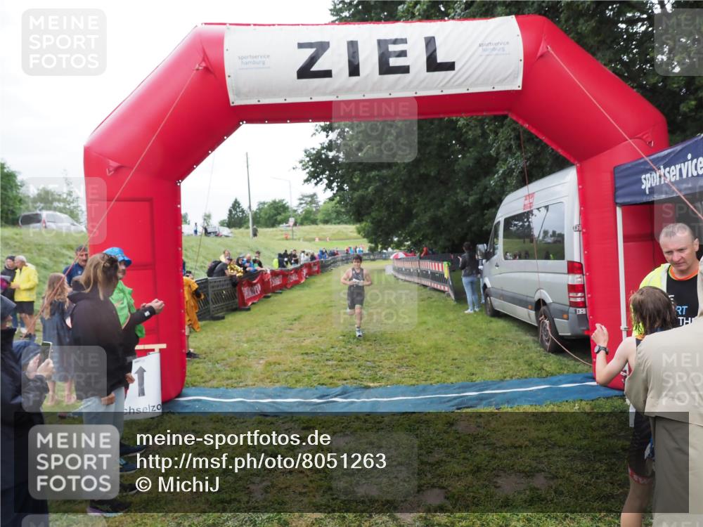 21.06.2025 - 27. Vierlanden-Triathlon MichiJ http://msf.ph/oto/8051263 15.06.2026 15:21:25 Ziel 1348 meine-sportfotos.de