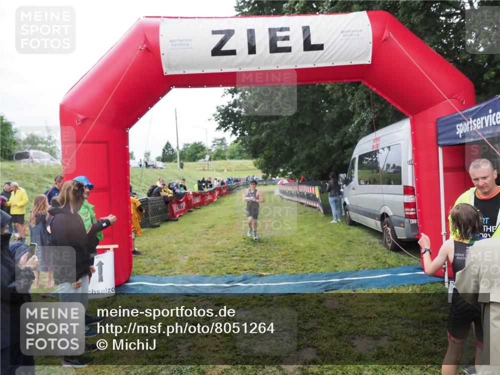 21.06.2025 - 27. Vierlanden-Triathlon MichiJ http://msf.ph/oto/8051264 15.06.2026 15:21:25 Ziel 1348 meine-sportfotos.de