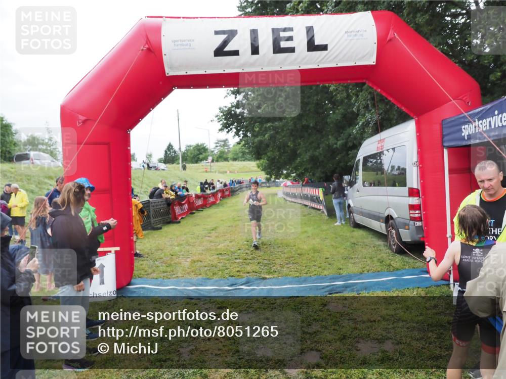 21.06.2025 - 27. Vierlanden-Triathlon MichiJ http://msf.ph/oto/8051265 15.06.2026 15:21:25 Ziel 1348 meine-sportfotos.de