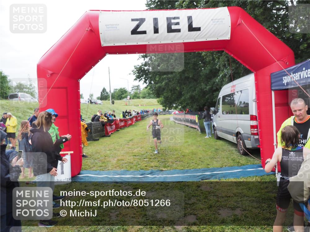 21.06.2025 - 27. Vierlanden-Triathlon MichiJ http://msf.ph/oto/8051266 15.06.2026 15:21:25 Ziel 1348 meine-sportfotos.de
