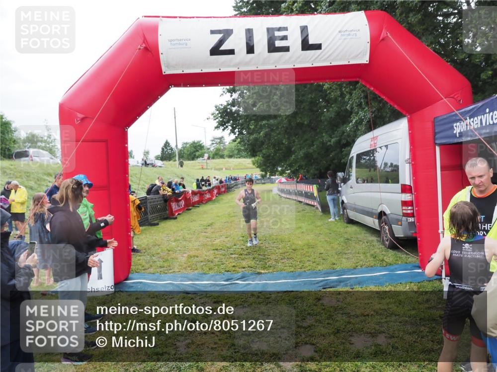 21.06.2025 - 27. Vierlanden-Triathlon MichiJ http://msf.ph/oto/8051267 15.06.2026 15:21:25 Ziel 1348 meine-sportfotos.de