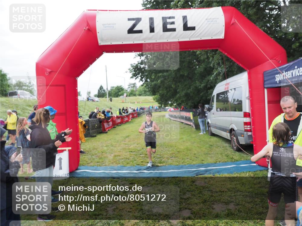 21.06.2025 - 27. Vierlanden-Triathlon MichiJ http://msf.ph/oto/8051272 15.06.2026 15:21:26 Ziel 1348 meine-sportfotos.de