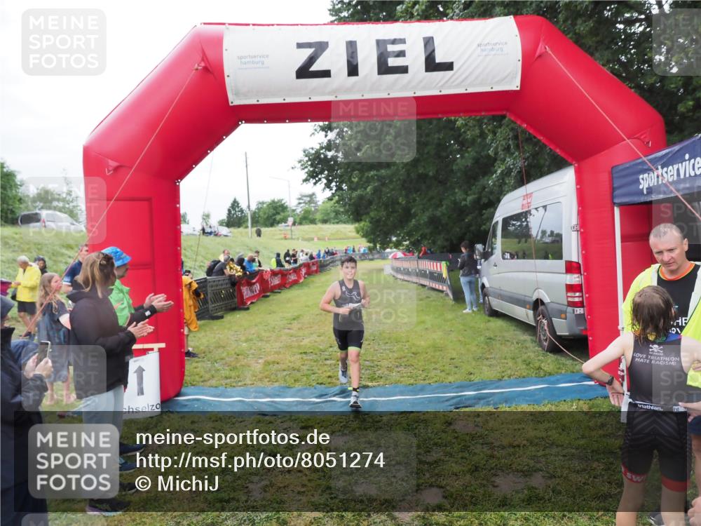21.06.2025 - 27. Vierlanden-Triathlon MichiJ http://msf.ph/oto/8051274 15.06.2026 15:21:26 Ziel 1348 meine-sportfotos.de