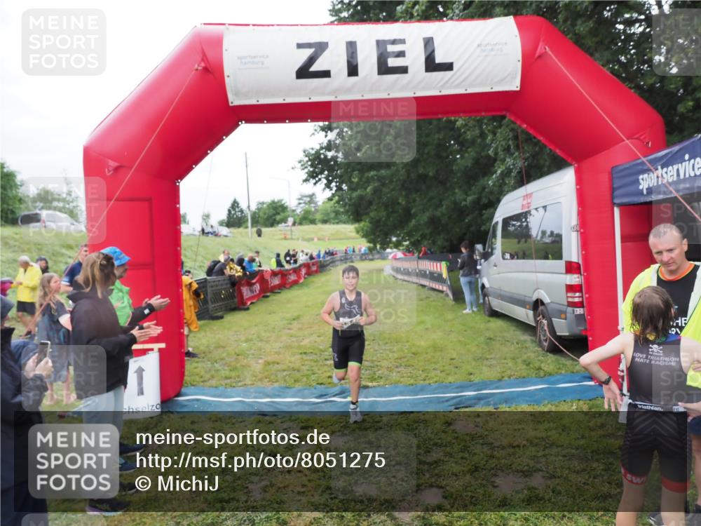 21.06.2025 - 27. Vierlanden-Triathlon MichiJ http://msf.ph/oto/8051275 15.06.2026 15:21:26 Ziel 1348 meine-sportfotos.de
