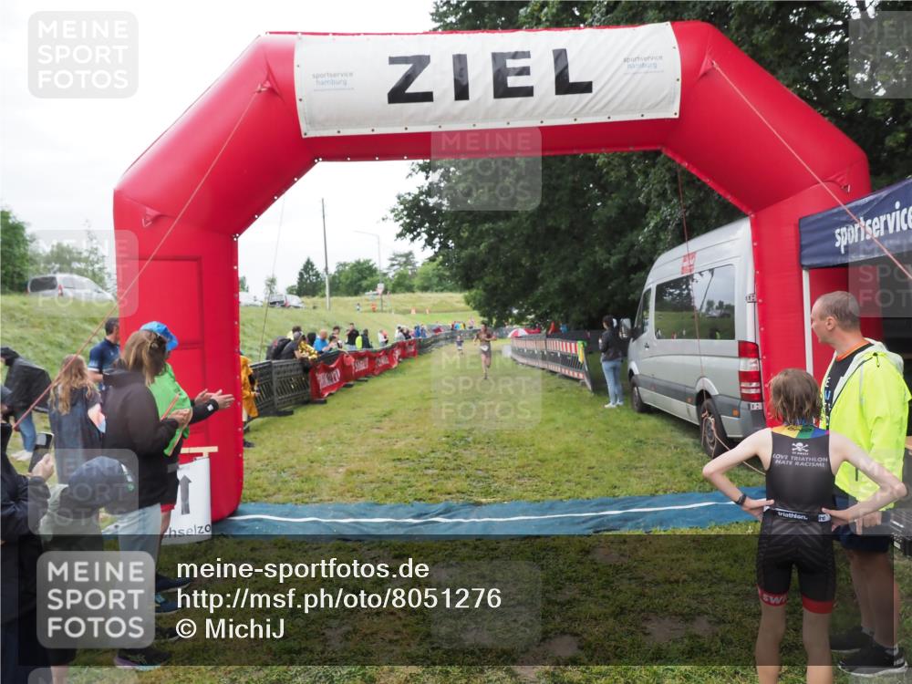 21.06.2025 - 27. Vierlanden-Triathlon MichiJ http://msf.ph/oto/8051276 15.06.2026 15:21:38 Ziel 1339 meine-sportfotos.de
