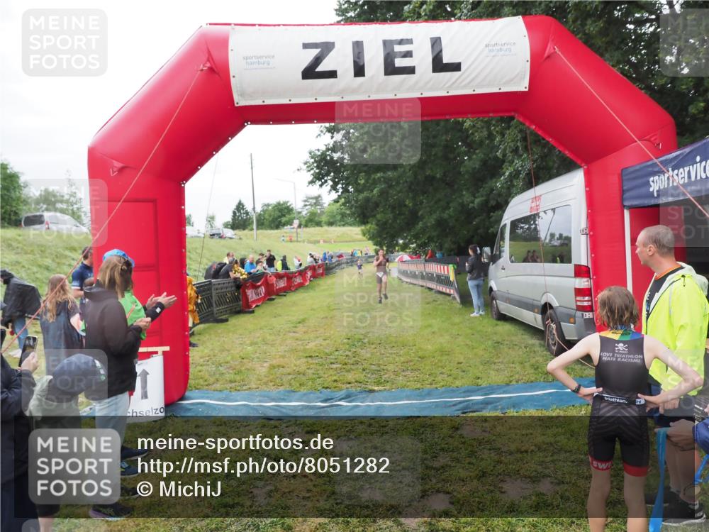 21.06.2025 - 27. Vierlanden-Triathlon MichiJ http://msf.ph/oto/8051282 15.06.2026 15:21:39 Ziel 1339 meine-sportfotos.de