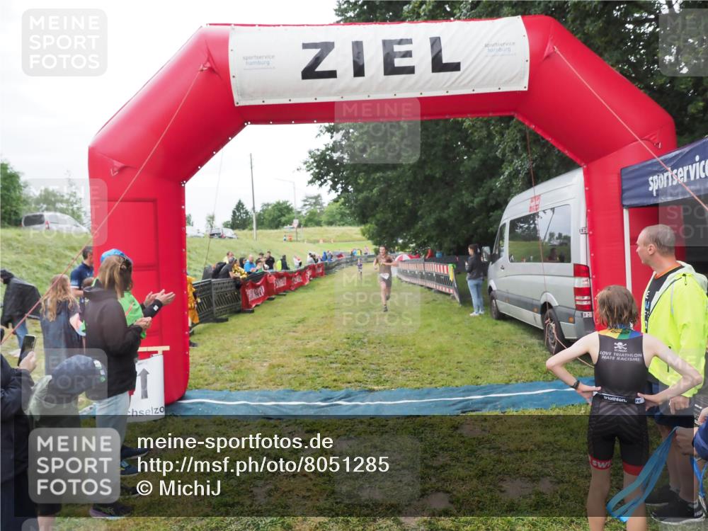 21.06.2025 - 27. Vierlanden-Triathlon MichiJ http://msf.ph/oto/8051285 15.06.2026 15:21:40 Ziel 1339 meine-sportfotos.de