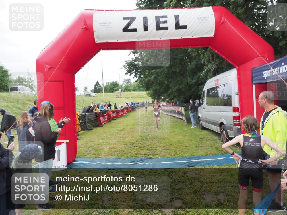 21.06.2025 - 27. Vierlanden-Triathlon MichiJ http://msf.ph/oto/8051286 15.06.2026 15:21:40 Ziel 1339 meine-sportfotos.de