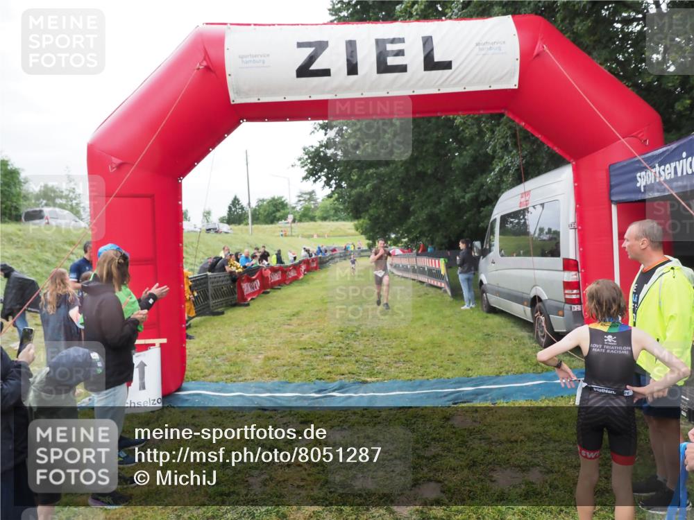 21.06.2025 - 27. Vierlanden-Triathlon MichiJ http://msf.ph/oto/8051287 15.06.2026 15:21:40 Ziel 1339 meine-sportfotos.de
