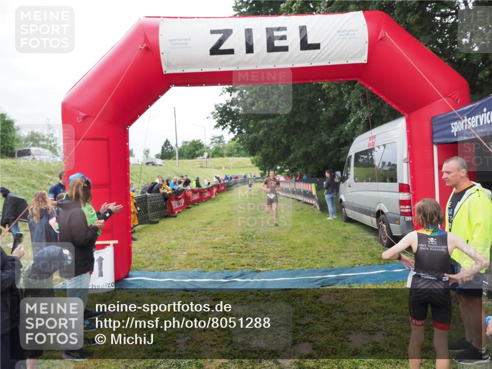 21.06.2025 - 27. Vierlanden-Triathlon MichiJ http://msf.ph/oto/8051288 15.06.2026 15:21:40 Ziel 1339 meine-sportfotos.de