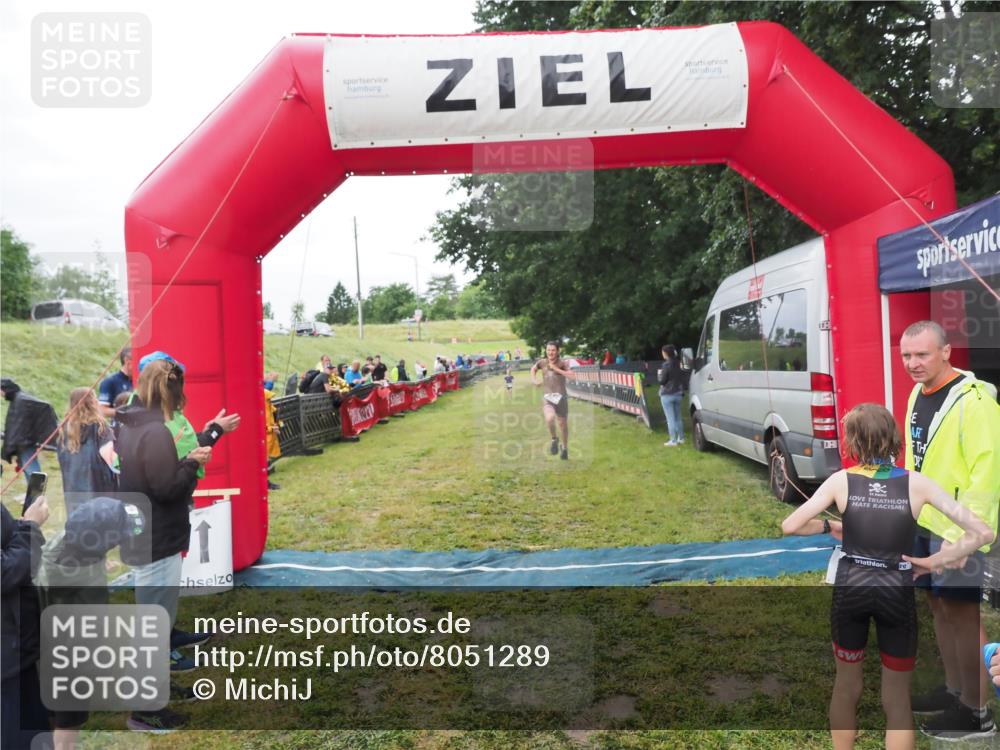 21.06.2025 - 27. Vierlanden-Triathlon MichiJ http://msf.ph/oto/8051289 15.06.2026 15:21:40 Ziel 1339 meine-sportfotos.de