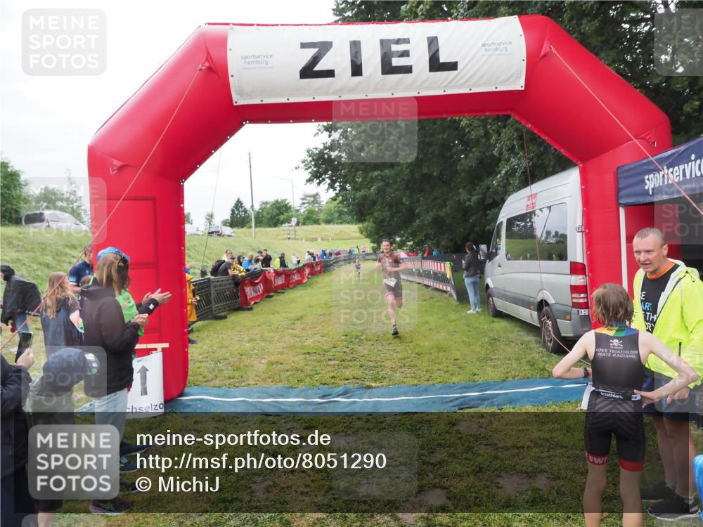 21.06.2025 - 27. Vierlanden-Triathlon MichiJ http://msf.ph/oto/8051290 15.06.2026 15:21:40 Ziel 1339 meine-sportfotos.de