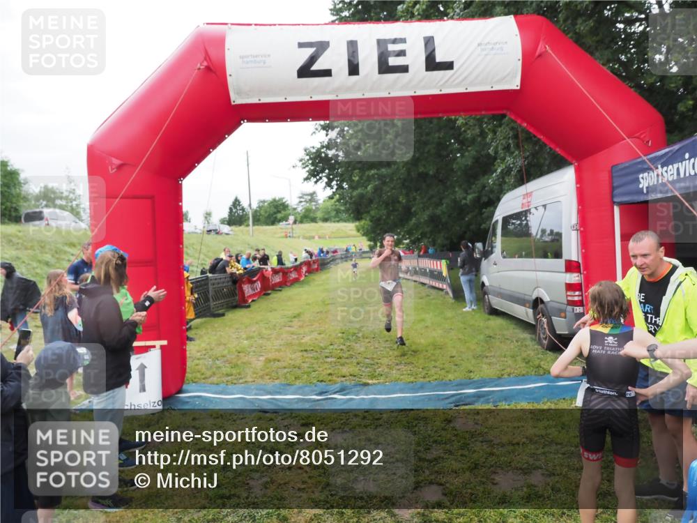 21.06.2025 - 27. Vierlanden-Triathlon MichiJ http://msf.ph/oto/8051292 15.06.2026 15:21:40 Ziel 1339 meine-sportfotos.de