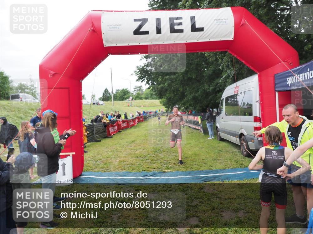 21.06.2025 - 27. Vierlanden-Triathlon MichiJ http://msf.ph/oto/8051293 15.06.2026 15:21:41 Ziel 1339 meine-sportfotos.de