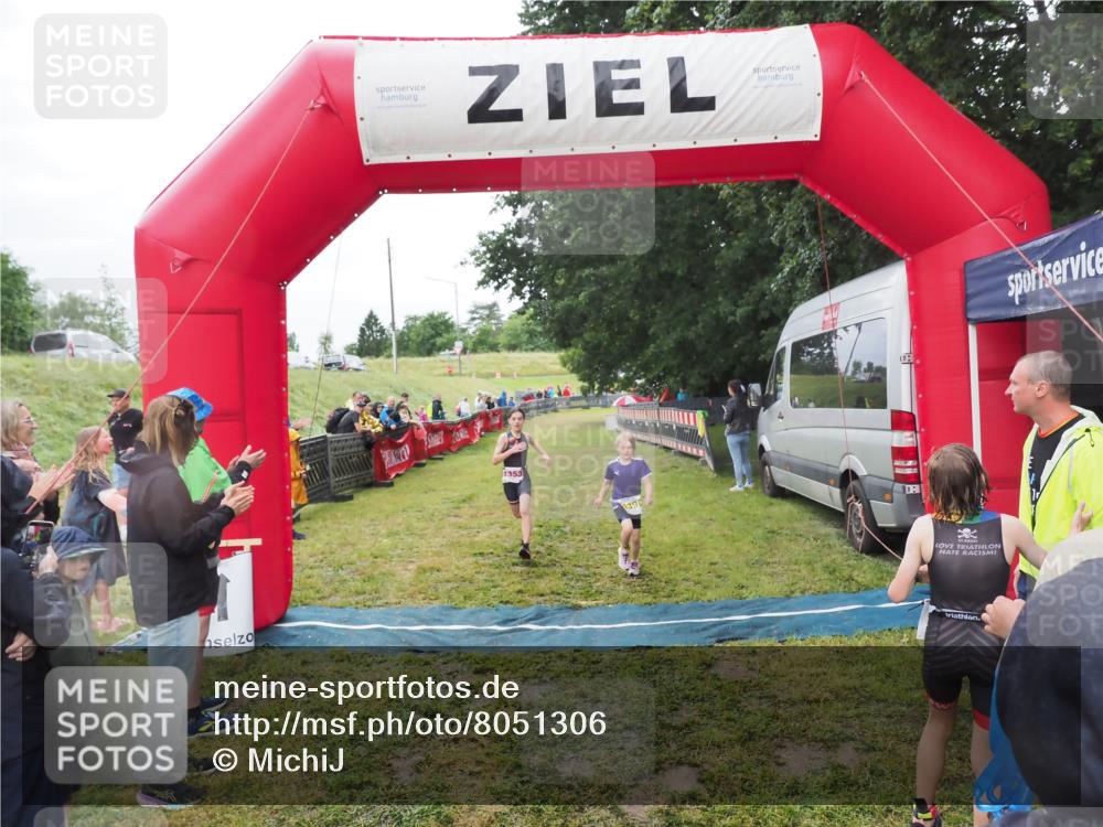 21.06.2025 - 27. Vierlanden-Triathlon MichiJ http://msf.ph/oto/8051306 15.06.2026 15:21:47 Ziel 1339, 1353, 1390 meine-sportfotos.de