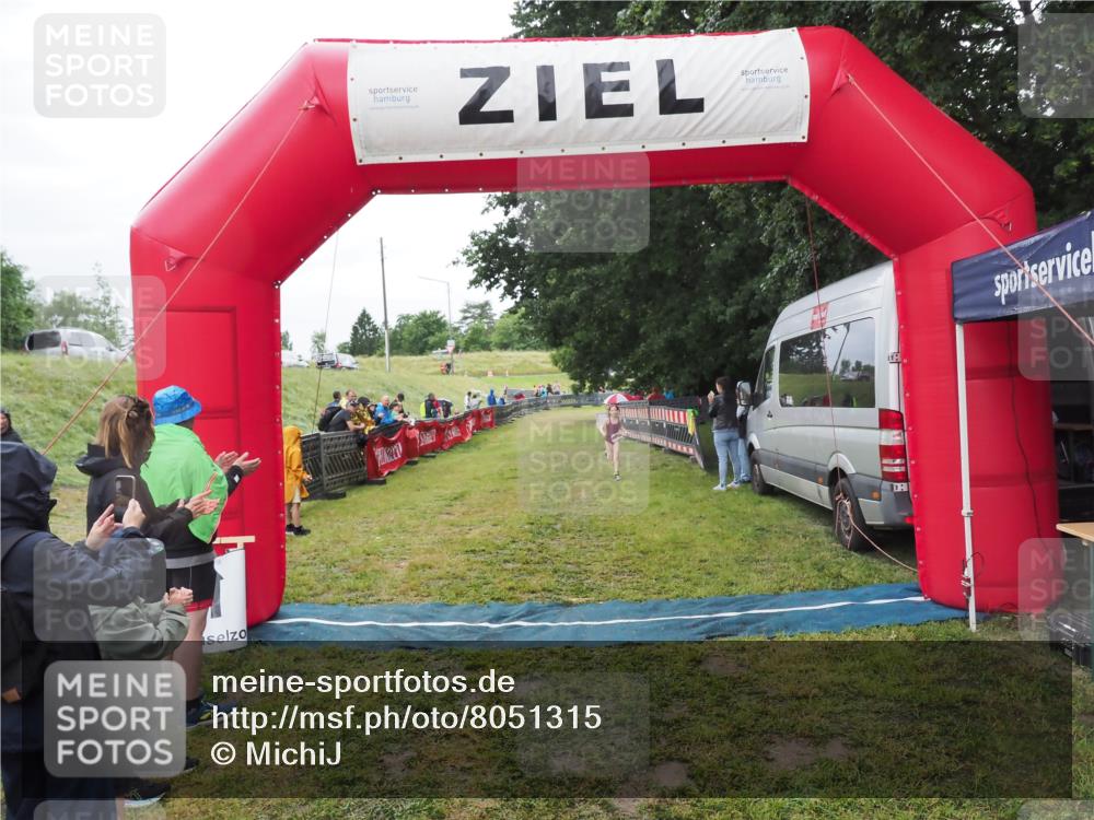 21.06.2025 - 27. Vierlanden-Triathlon MichiJ http://msf.ph/oto/8051315 15.06.2026 15:22:24 Ziel 1354 meine-sportfotos.de