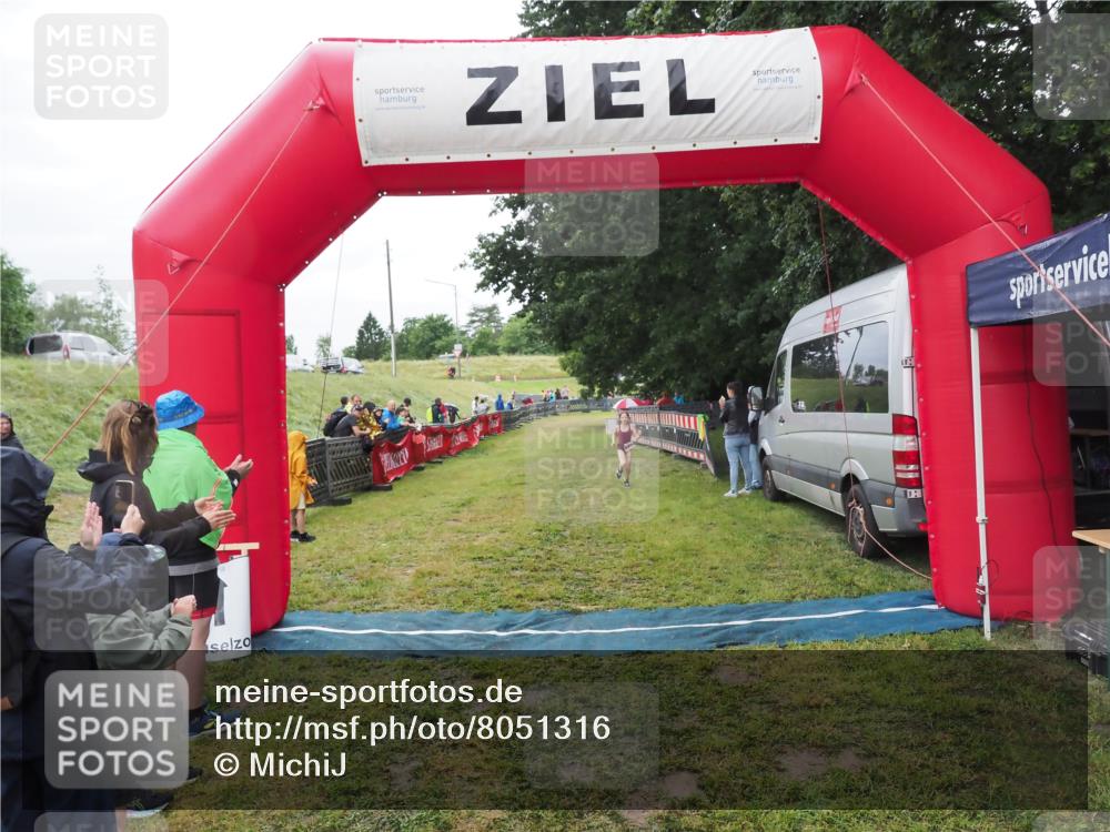 21.06.2025 - 27. Vierlanden-Triathlon MichiJ http://msf.ph/oto/8051316 15.06.2026 15:22:24 Ziel 1354 meine-sportfotos.de