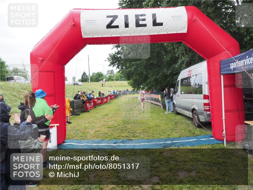 21.06.2025 - 27. Vierlanden-Triathlon MichiJ http://msf.ph/oto/8051317 15.06.2026 15:22:24 Ziel 1354 meine-sportfotos.de