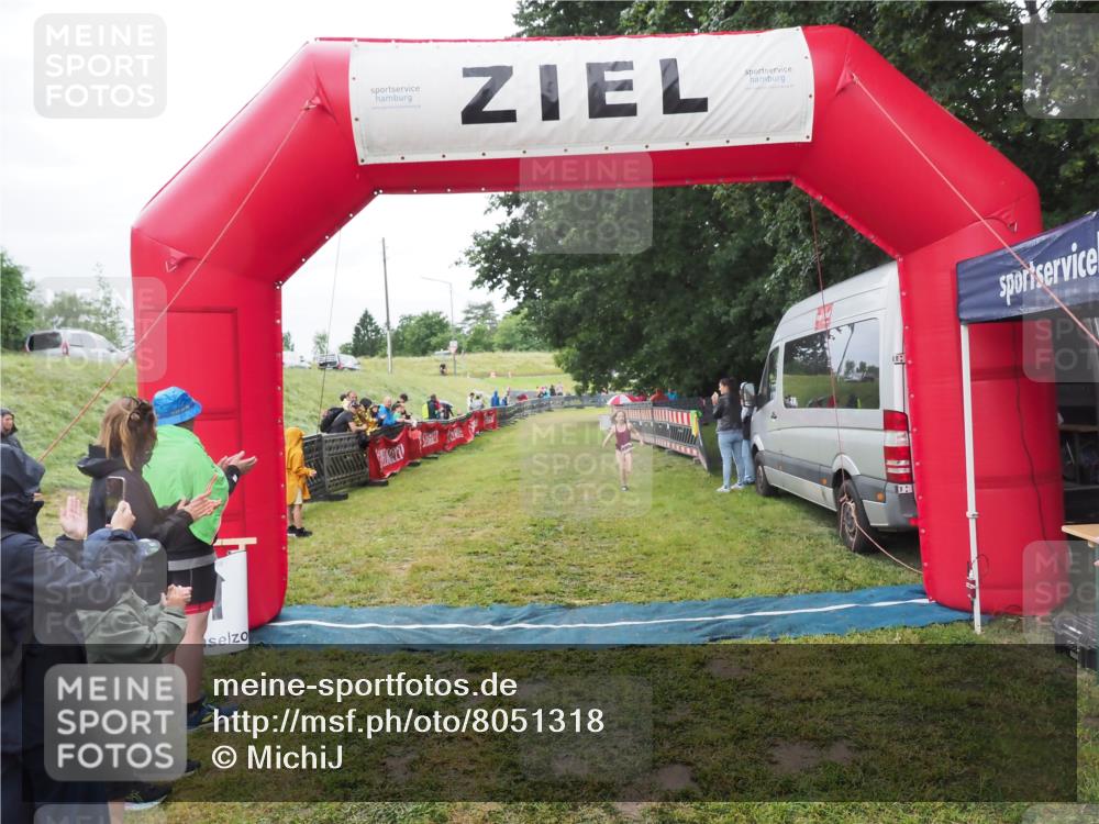 21.06.2025 - 27. Vierlanden-Triathlon MichiJ http://msf.ph/oto/8051318 15.06.2026 15:22:24 Ziel 1354 meine-sportfotos.de