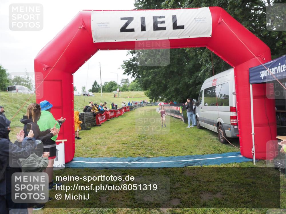 21.06.2025 - 27. Vierlanden-Triathlon MichiJ http://msf.ph/oto/8051319 15.06.2026 15:22:25 Ziel 1354 meine-sportfotos.de