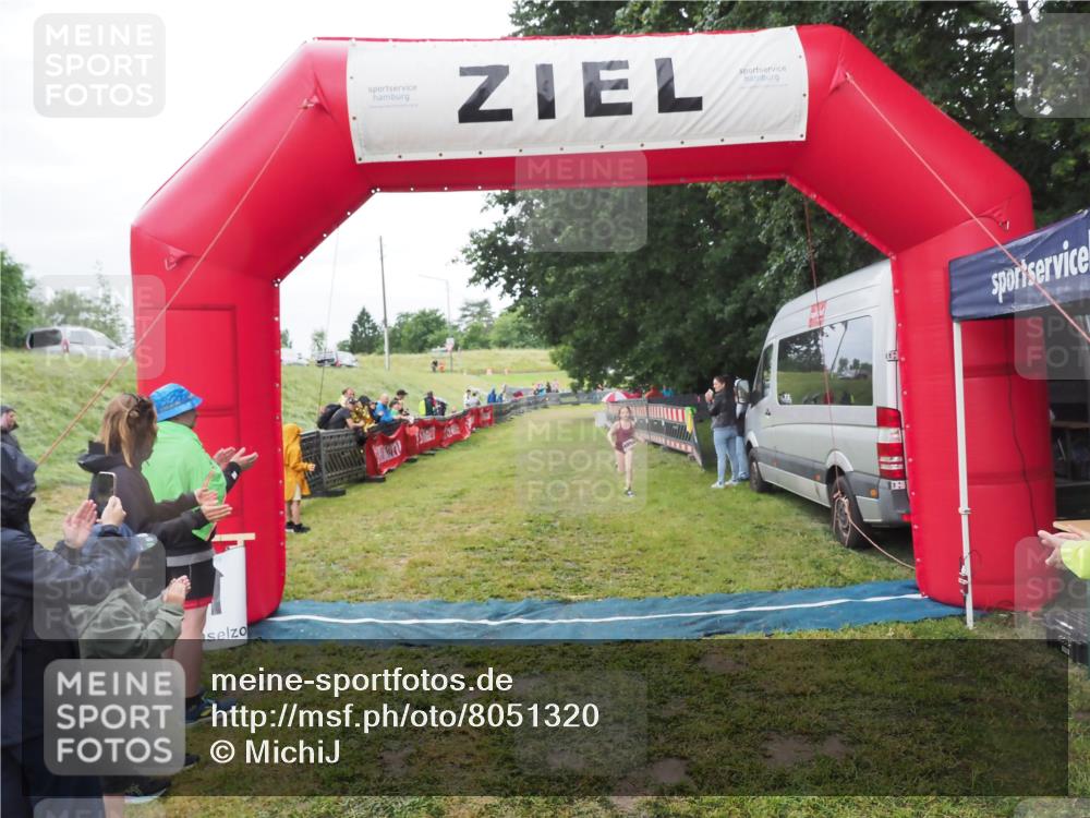 21.06.2025 - 27. Vierlanden-Triathlon MichiJ http://msf.ph/oto/8051320 15.06.2026 15:22:25 Ziel 1354 meine-sportfotos.de