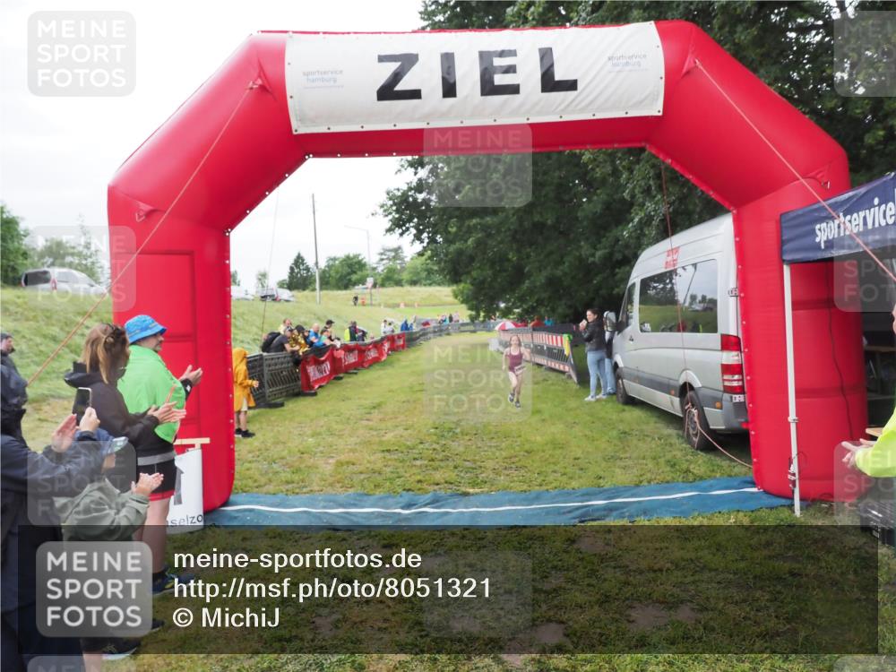 21.06.2025 - 27. Vierlanden-Triathlon MichiJ http://msf.ph/oto/8051321 15.06.2026 15:22:25 Ziel 1354 meine-sportfotos.de