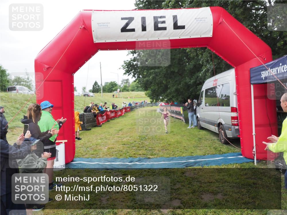 21.06.2025 - 27. Vierlanden-Triathlon MichiJ http://msf.ph/oto/8051322 15.06.2026 15:22:25 Ziel 1354 meine-sportfotos.de