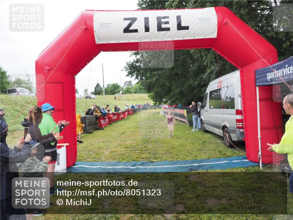 21.06.2025 - 27. Vierlanden-Triathlon MichiJ http://msf.ph/oto/8051323 15.06.2026 15:22:25 Ziel 1354 meine-sportfotos.de