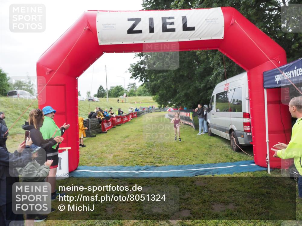 21.06.2025 - 27. Vierlanden-Triathlon MichiJ http://msf.ph/oto/8051324 15.06.2026 15:22:25 Ziel 1354 meine-sportfotos.de