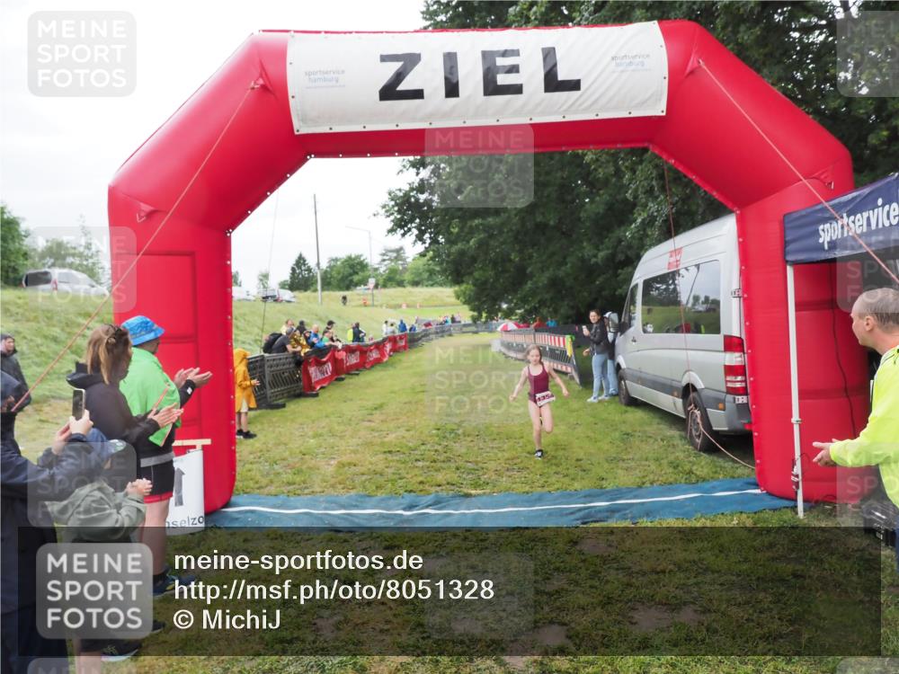 21.06.2025 - 27. Vierlanden-Triathlon MichiJ http://msf.ph/oto/8051328 15.06.2026 15:22:26 Ziel 1354 meine-sportfotos.de
