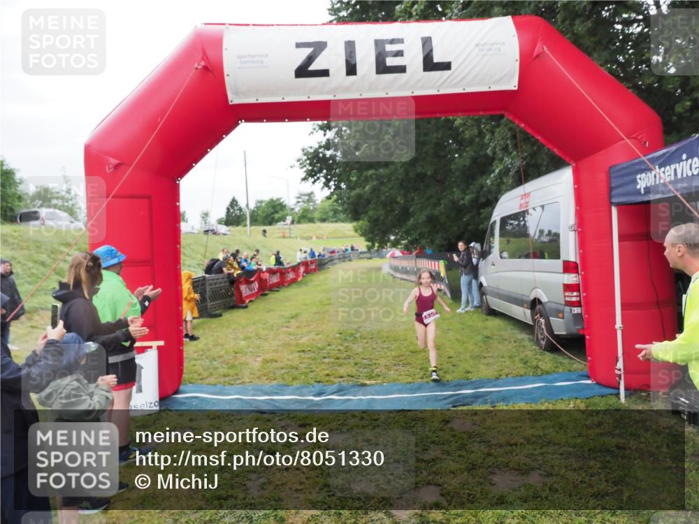 21.06.2025 - 27. Vierlanden-Triathlon MichiJ http://msf.ph/oto/8051330 15.06.2026 15:22:26 Ziel 1354 meine-sportfotos.de