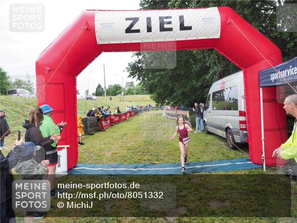 21.06.2025 - 27. Vierlanden-Triathlon MichiJ http://msf.ph/oto/8051332 15.06.2026 15:22:26 Ziel 1354 meine-sportfotos.de