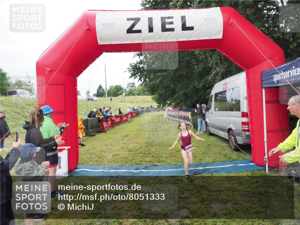 21.06.2025 - 27. Vierlanden-Triathlon MichiJ http://msf.ph/oto/8051333 15.06.2026 15:22:26 Ziel 1354 meine-sportfotos.de