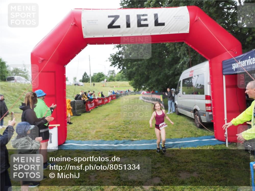 21.06.2025 - 27. Vierlanden-Triathlon MichiJ http://msf.ph/oto/8051334 15.06.2026 15:22:26 Ziel 1354 meine-sportfotos.de