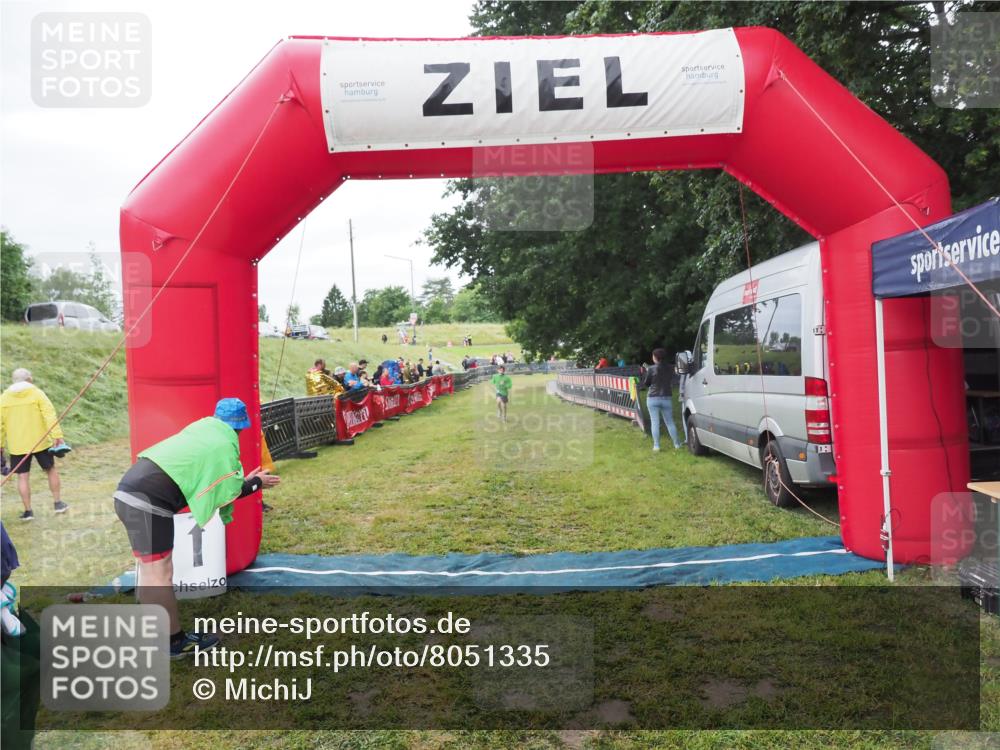 21.06.2025 - 27. Vierlanden-Triathlon MichiJ http://msf.ph/oto/8051335 15.06.2026 15:24:30 Ziel 1323 meine-sportfotos.de