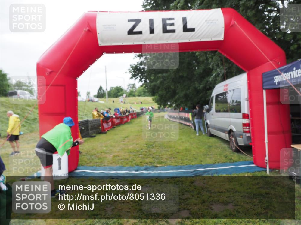 21.06.2025 - 27. Vierlanden-Triathlon MichiJ http://msf.ph/oto/8051336 15.06.2026 15:24:31 Ziel 1323 meine-sportfotos.de