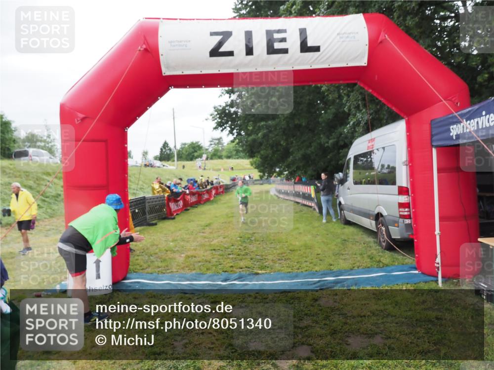 21.06.2025 - 27. Vierlanden-Triathlon MichiJ http://msf.ph/oto/8051340 15.06.2026 15:24:31 Ziel 1323 meine-sportfotos.de